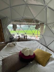 Ein Bett oder Betten in einem Zimmer der Unterkunft สะปันดีวิว Sapan Dee View บ่อเกลือ น่าน