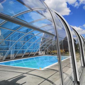 un edificio de cristal con piscina. en Windmühlenhof en Dittmannsdorf