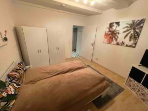 1 dormitorio con 1 cama grande en una habitación en RobinsHomes-2023-Frisch renoviert in BS-Lehndorf, en Brunswick