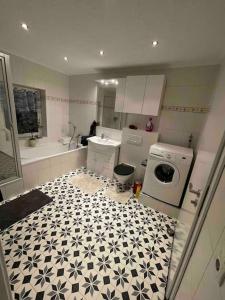 y baño con suelo de baldosa blanco y negro. en RobinsHomes-2023-Frisch renoviert in BS-Lehndorf, en Brunswick