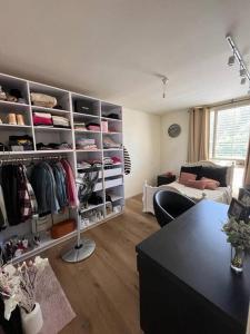 una sala de estar con una habitación con armario en Kosher Luxury villa - Raanana en Ra‘ananna