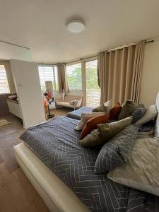 - une chambre avec un grand lit et des oreillers dans l'établissement Kosher Luxury villa - Raanana, à Ra‘ananna