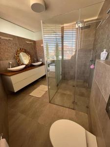 y baño con ducha, aseo y lavamanos. en Kosher Luxury villa - Raanana, en Raanana