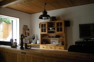 eine Küche mit einer Holztheke und einem Fenster in der Unterkunft Gîte Onze in Liessies