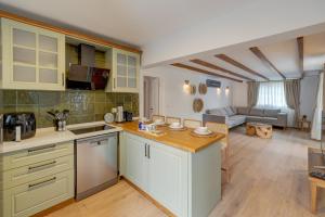 Cuisine ou kitchenette dans l'établissement NAVALİA BEACH HOMES