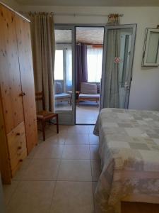 LagnesにあるChambres d'Hôtes Chez Cécileのベッドルーム1室(ベッド1台付)、リビングルームが備わります。