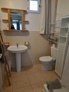 een badkamer met een wastafel en een toilet bij Chambres d'Hôtes Chez Cécile in Lagnes