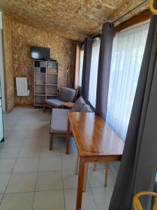 Kuchyň nebo kuchyňský kout v ubytování Chambres d'Hôtes Chez Cécile à Lagnes