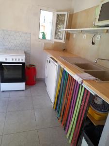 Kuchyň nebo kuchyňský kout v ubytování Chambres d'Hôtes Chez Cécile à Lagnes