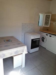 Kuchyň nebo kuchyňský kout v ubytování Chambres d'Hôtes Chez Cécile à Lagnes
