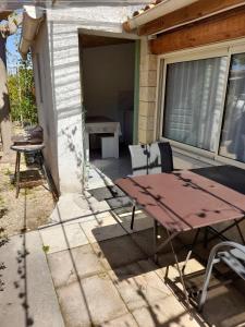 Patio nebo venkovní prostory v ubytování Chambres d'Hôtes Chez Cécile à Lagnes