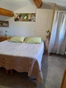 Postel nebo postele na pokoji v ubytování Chambres d'Hôtes Chez Cécile à Lagnes