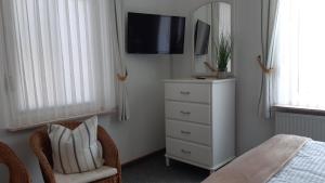 TV a/nebo společenská místnost v ubytování Nordsee Haus An't Oll Deep