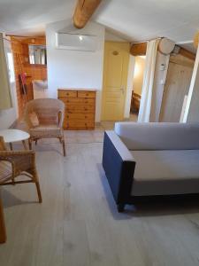 Posezení v ubytování Chambres d'Hôtes Chez Cécile à Lagnes