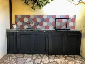 A kitchen or kitchenette at UMBRIA, "Casa Sagrantina" con PISCINA e pergolato