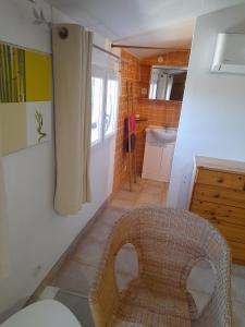 Kuchyň nebo kuchyňský kout v ubytování Chambres d'Hôtes Chez Cécile à Lagnes