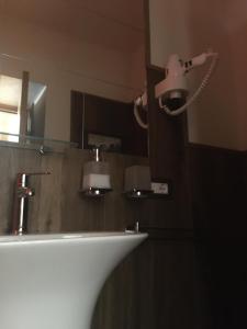 y baño con lavabo y espejo. en GAPO Rooms, en Orta Nova