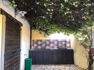 A garden outside UMBRIA, "Casa Sagrantina" con PISCINA e pergolato