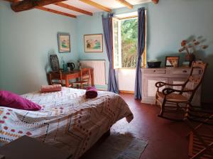 a bedroom with a bed and a window at belles chambres d'hôte, spacieuses et paisibles, en pays de Forcalquier in Saint-Étienne-les-Orgues