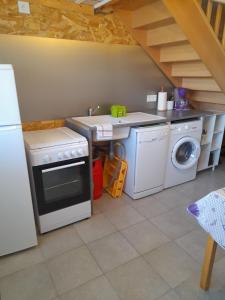 Kuchyň nebo kuchyňský kout v ubytování Chambres d'Hôtes Chez Cécile à Lagnes