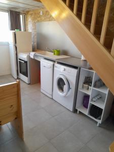 Kuchyň nebo kuchyňský kout v ubytování Chambres d'Hôtes Chez Cécile à Lagnes