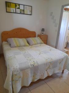 Postel nebo postele na pokoji v ubytování Chambres d'Hôtes Chez Cécile à Lagnes