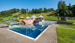 duży basen z parkiem wodnym w obiekcie Hotel Herzblut - Joker card included in summer w Saalbach Hinterglemm