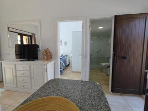 Telewizja i/lub zestaw kina domowego w obiekcie Bungalow Santa Fe next to pool