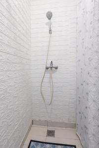 um chuveiro com uma mangueira na casa de banho em Apartman Vito em Bakar
