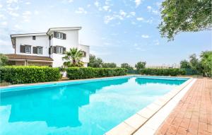 uma piscina em frente a uma casa em Awesome Apartment In Vittoria With House Sea View em Vittoria