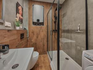 a bathroom with a shower and a toilet and a sink at Apartament Świerkowy in Karpacz