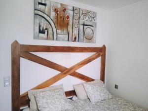 een slaapkamer met een bed en een schilderij aan de muur bij CANARY Beach I in Costa Teguise