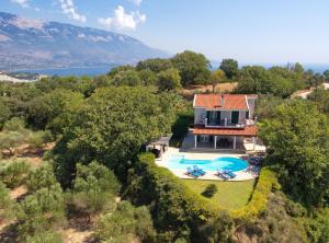 The swimming pool at or close to Villa Hera