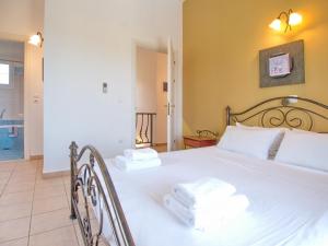 A bed or beds in a room at Villa Hera