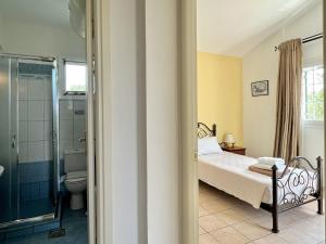 A bed or beds in a room at Villa Hera