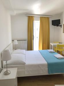 een slaapkamer met een groot wit bed en een tafel bij Placa Apartments in Mošćenička Draga