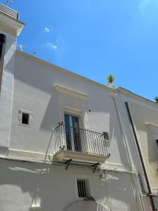 - un bâtiment blanc avec un balcon sur le côté dans l'établissement A Casa del Console apartment, à Manfredonia
