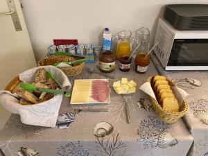 una mesa cubierta con comida y microondas en VILLA LA VISTULE en Dinard