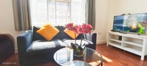 - un salon avec un canapé et une table en verre dans l'établissement Lovely Beautiful Apartment in Marble Arch, à Londres