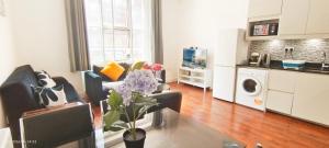 - un salon avec un canapé et une table dans l'établissement Lovely Beautiful Apartment in Marble Arch, à Londres