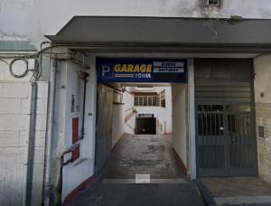 un accès à un garage muni d'un panneau. dans l'établissement Capodichino airport house, à Naples