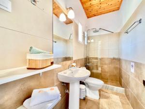 A bathroom at Astra Beach House by DadoVillas
