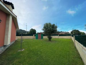 a yard with a fence and a green object in it at Casa con jardin - El Magnolio 7802 in Castillo
