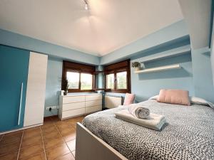 ein Schlafzimmer mit einem Bett mit Handtüchern darauf in der Unterkunft El Magnolio - 7802 in Castillo