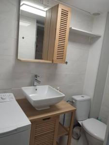 La salle de bains est pourvue d'un lavabo, de toilettes et d'un miroir. dans l'établissement A 500 m de la plage, tout confort avec wifi, au Barcarès