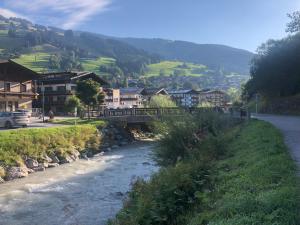 most nad rzeką obok wioski w obiekcie Hotel Herzblut - Joker card included in summer w Saalbach Hinterglemm