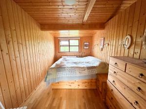 1 dormitorio pequeño con 1 cama en una cabaña de madera en Red Riding Hood Cabin On the Golden Circle Next to Kerið, en Selfoss