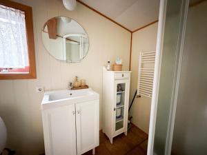 y baño con lavabo blanco y espejo. en Red Riding Hood Cabin On the Golden Circle Next to Kerið, en Selfoss
