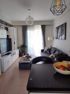 - un salon avec un canapé et une table dans l'établissement Apartamento turístico Azahara, à Nerja