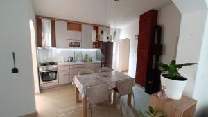 Kuchyň nebo kuchyňský kout v ubytování APARTMAN Tino KUSTIĆ 2
